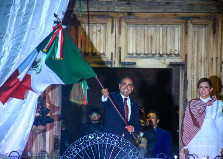Así fue el tradicional grito en el Jardín Juárez